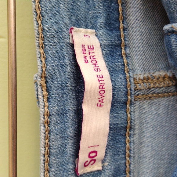 Women's So low rise Favorite Shortie jean shorts size 3 lightwash distressed - Picture 2 of 4